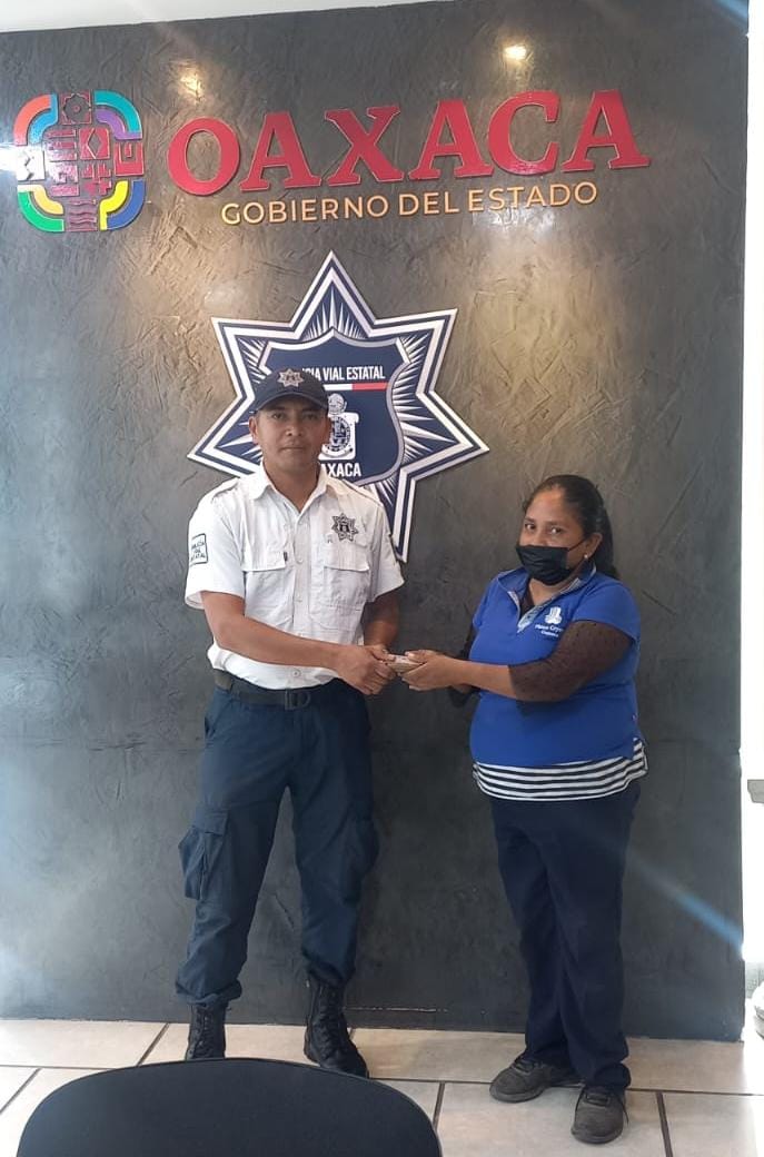 Muestra de honestidad, Policía Vial Estatal devuelve cartera extraviada
