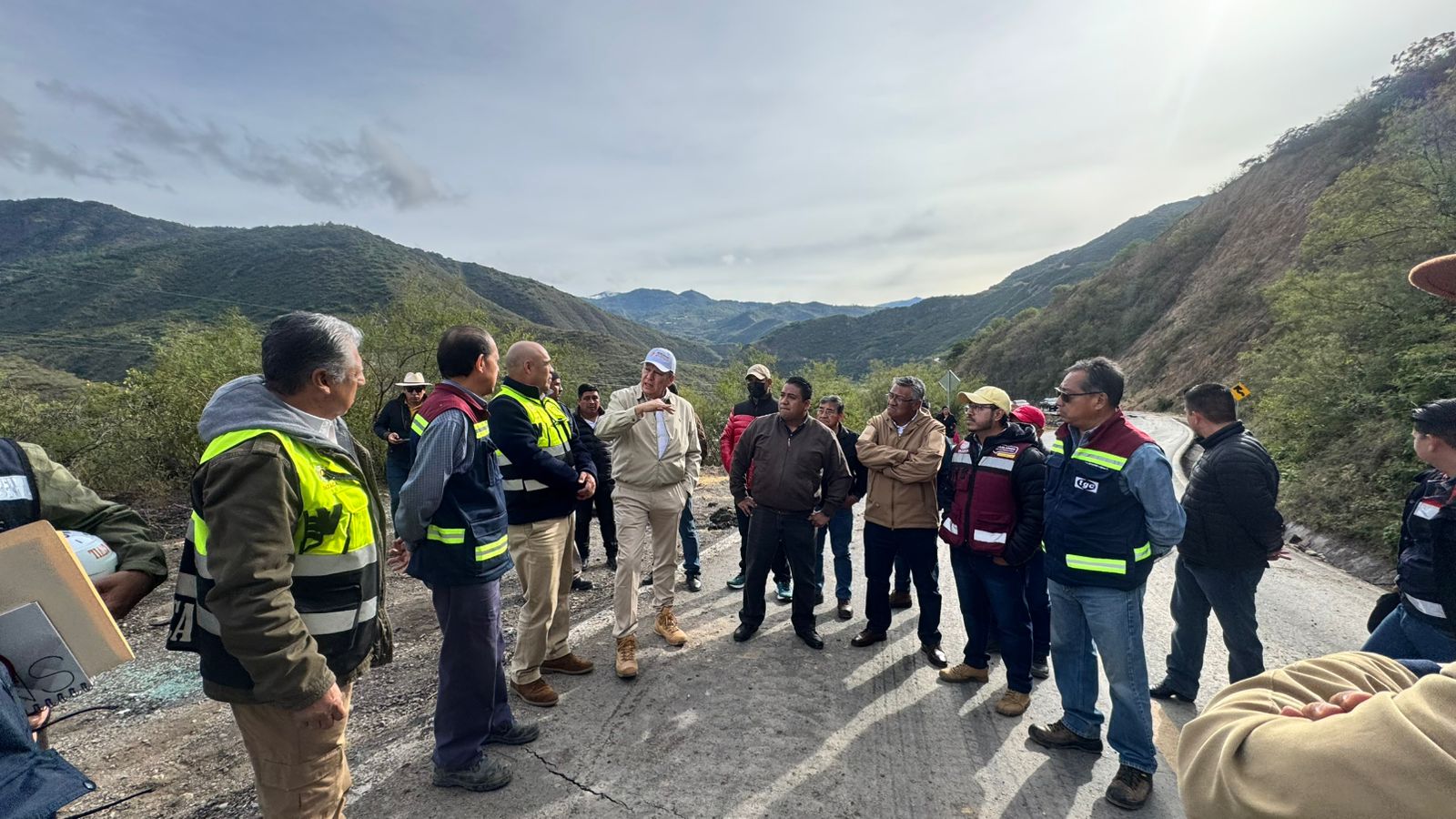 Inspeccionan tramo carretero Oaxaca-Tuxtepec por agrietamientos y hundimiento registrados