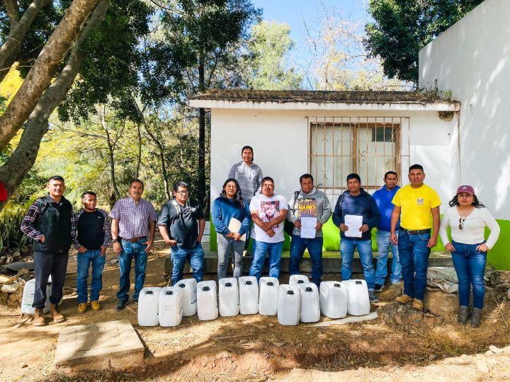 Entrega Coesfo producto biológico para saneamiento en comunidades de la Sierra de Juárez y Valles Centrales