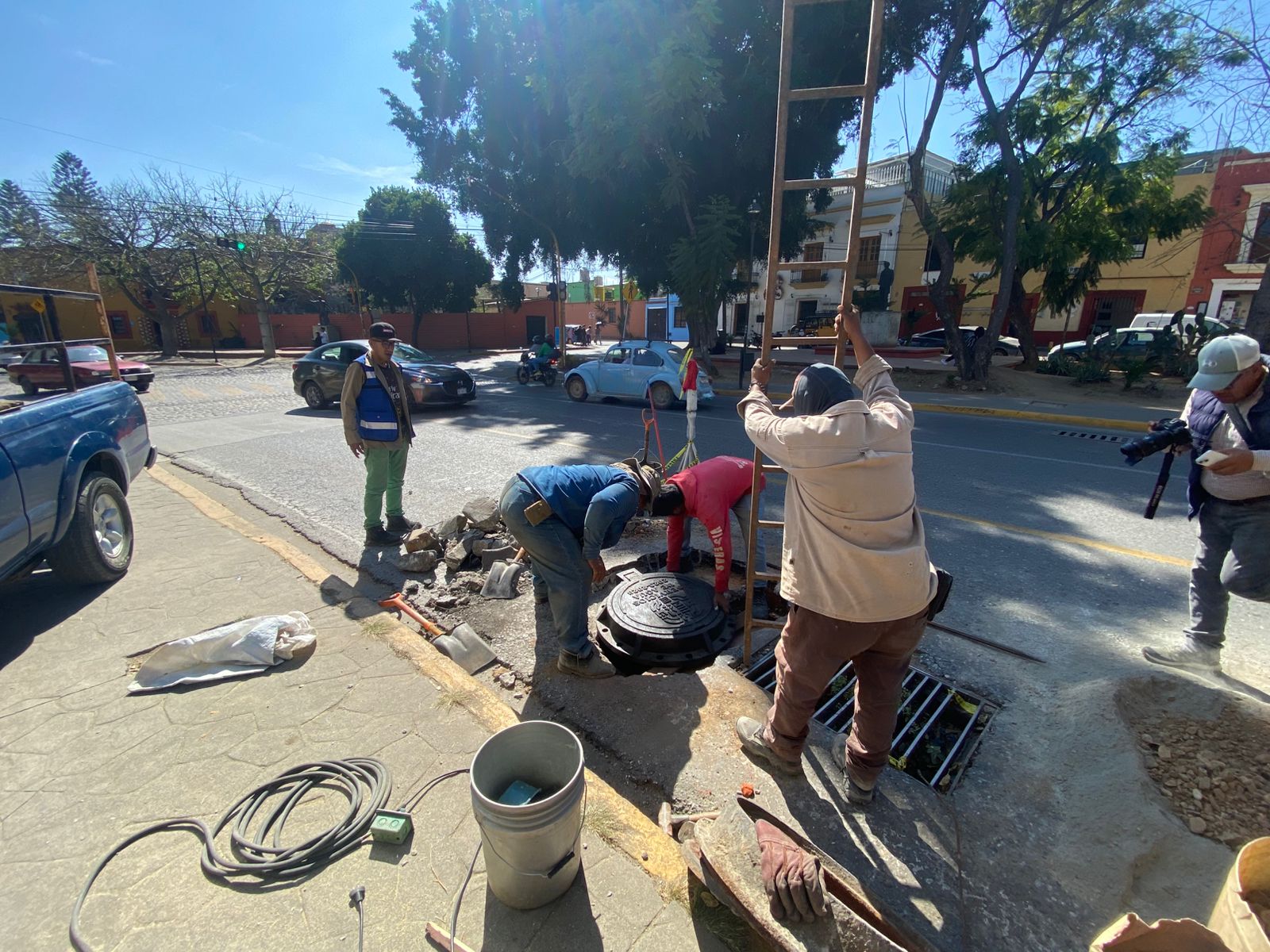 Coloca Soapa tapa nueva en red pluvial sobre calzada de la República