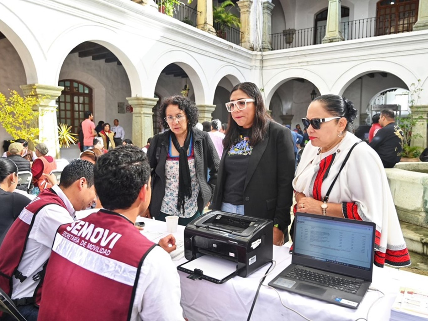 Instala Semovi módulo informativo del programa “Canje de Placas” en Oaxaca de Juárez