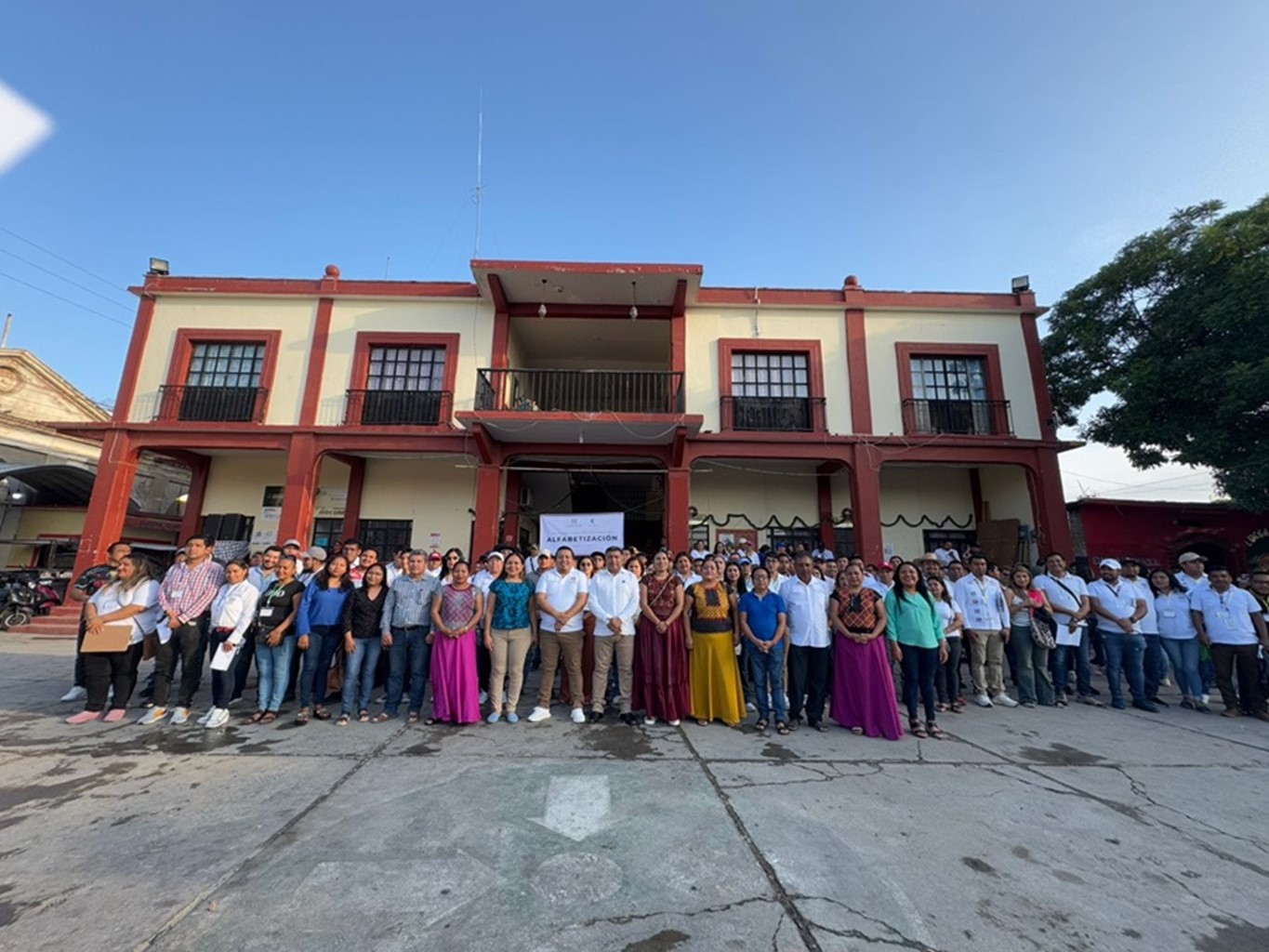 Realiza Secretaría de Administración Mega Tequio de Alfabetización en San Blas Atempa