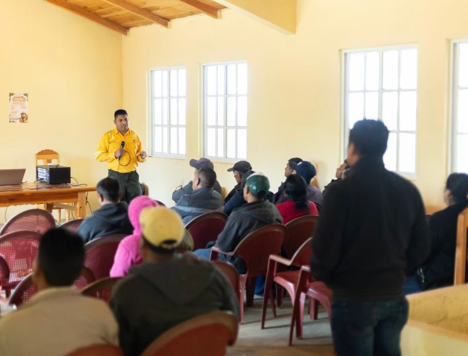 Capacita Coesfo sobre prevención de incendios forestales en la Sierra Sur