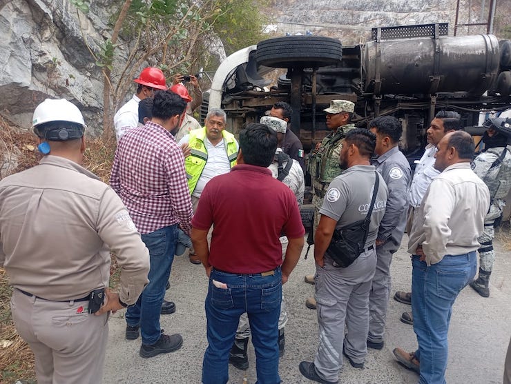 Protección Civil continúa con trabajos de recuperación del tractocamión en la presa Benito Juárez