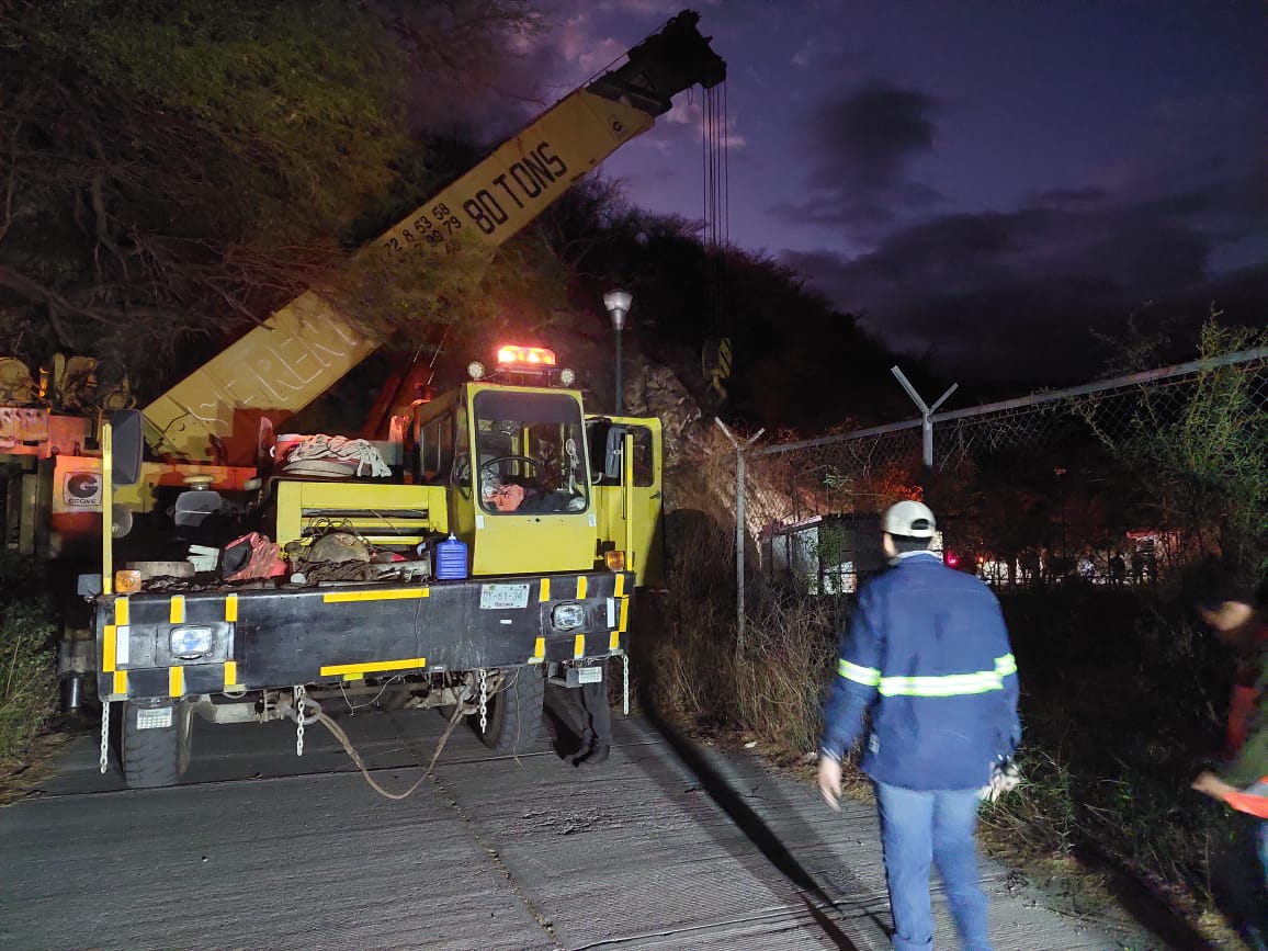 Informa Protección Civil rescate del tractocamión de la presa Benito Juárez