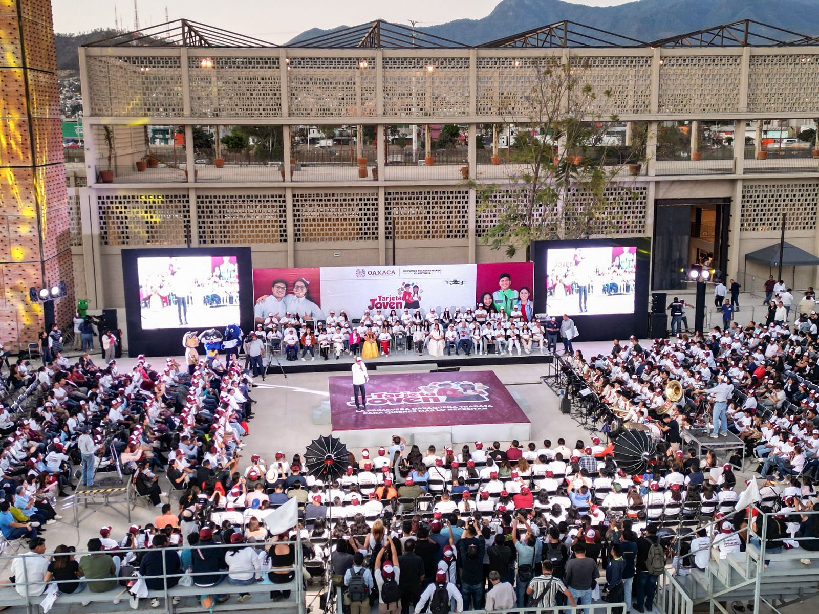 Transforma Salomón Jara al futuro de Oaxaca con Tarjeta Joven 2025