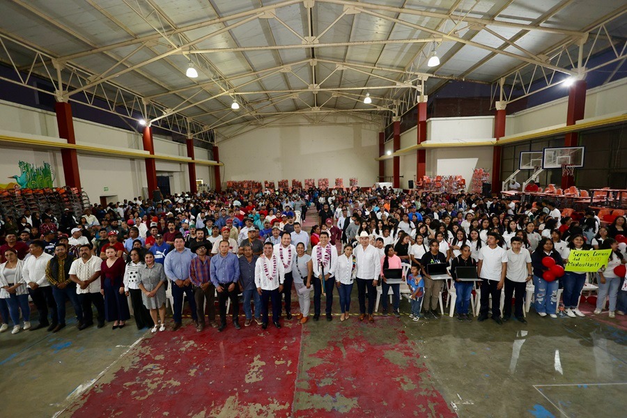 Cumple Salomón Jara con estudiantes de la Sierra Sur