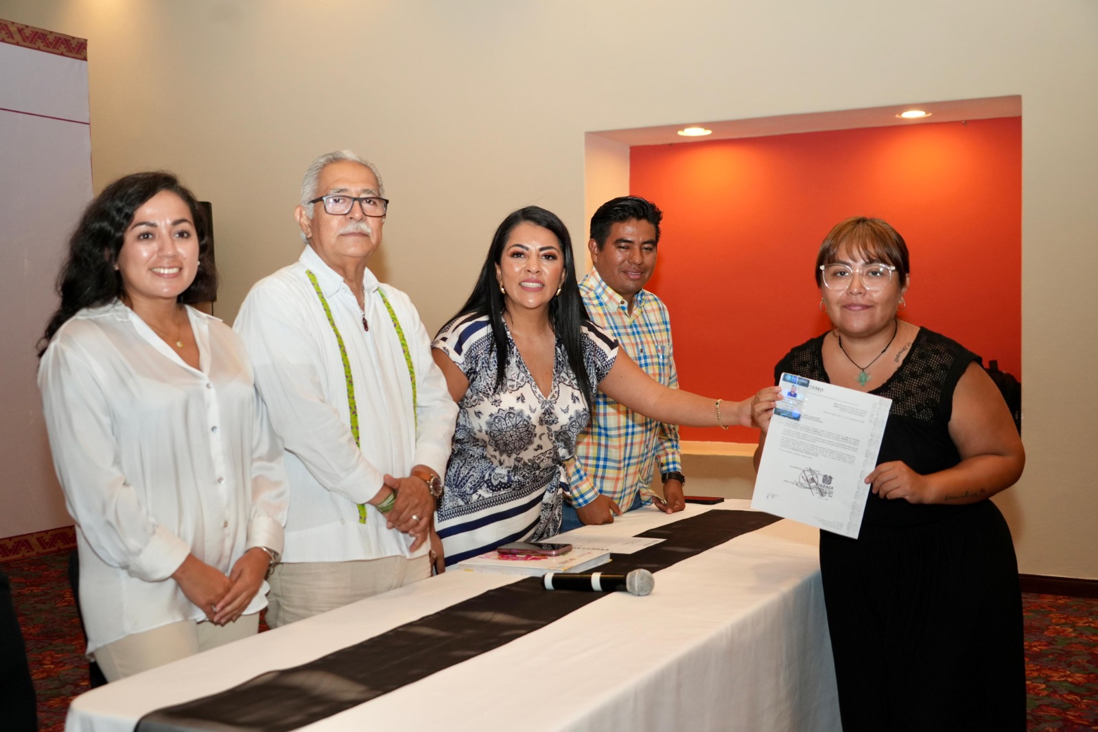Entrega Sectur Oaxaca cédulas de certificación a servidores turísticos en Huatulco