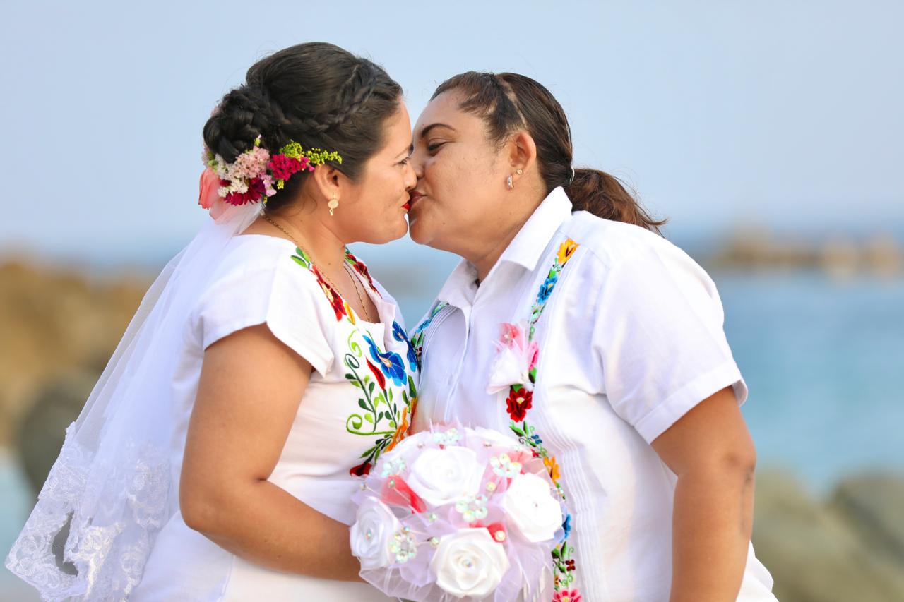 Celebran primera boda igualitaria en Santiago Astata con programa Bodas Colectivas Gratuitas 2025