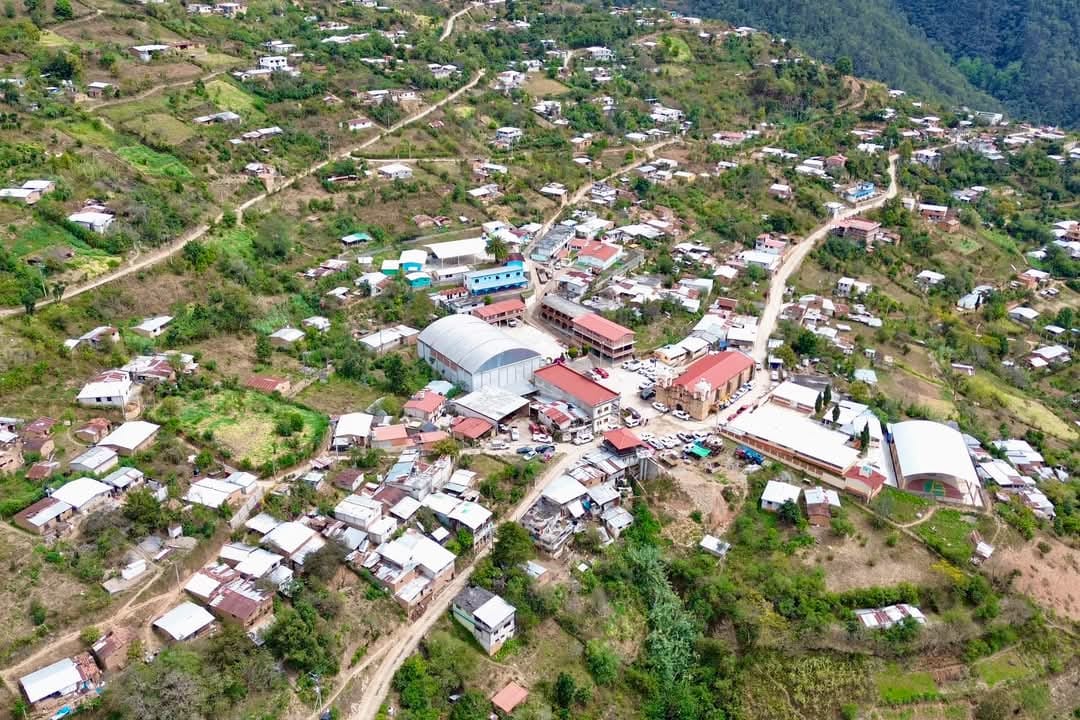 Con diversos apoyos atiende Salomón Jara necesidades de Santiago Laxopa