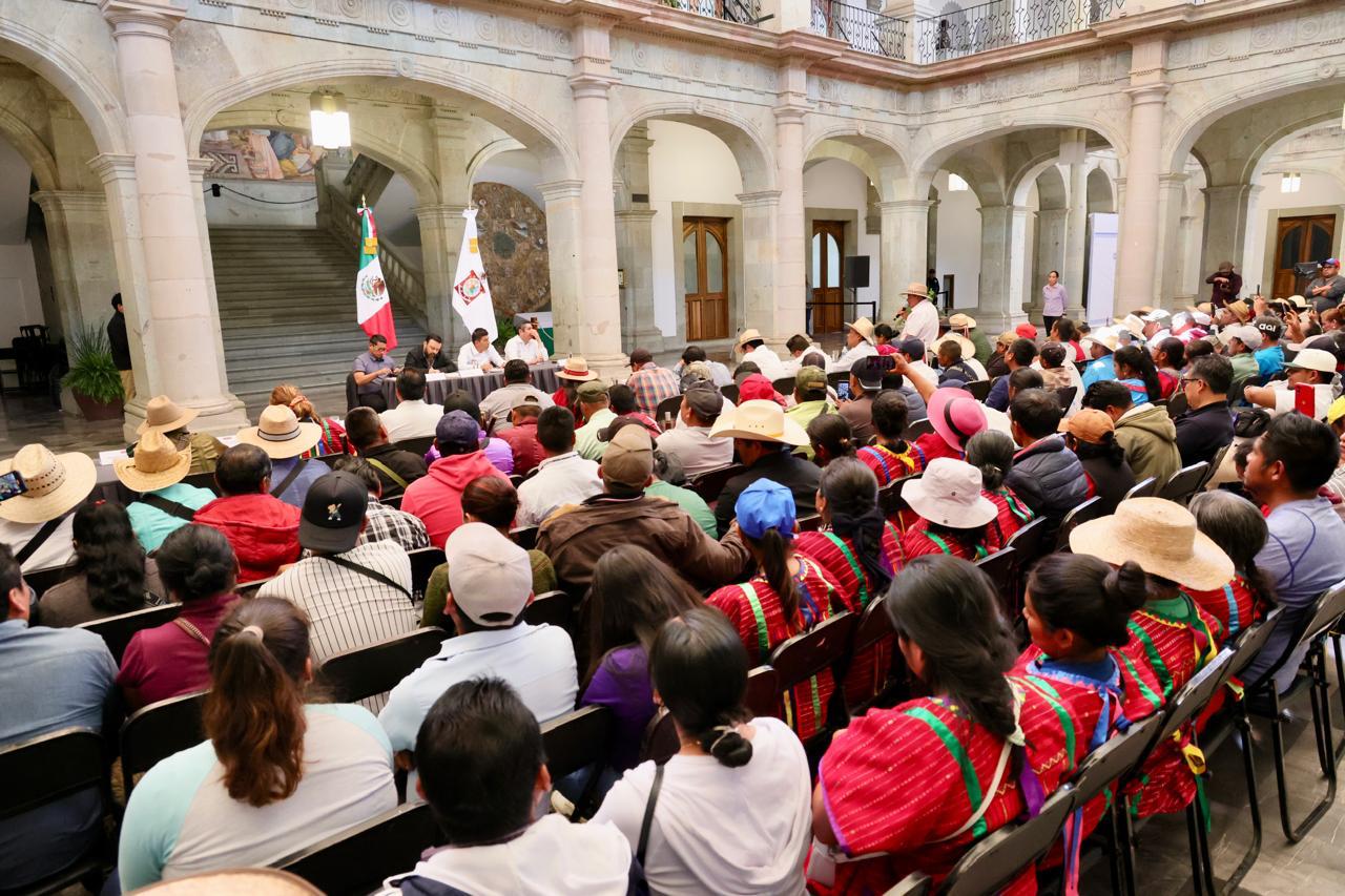 Atiende Salomón Jara a mujeres y hombres del Movimiento Unificador de Lucha Triqui