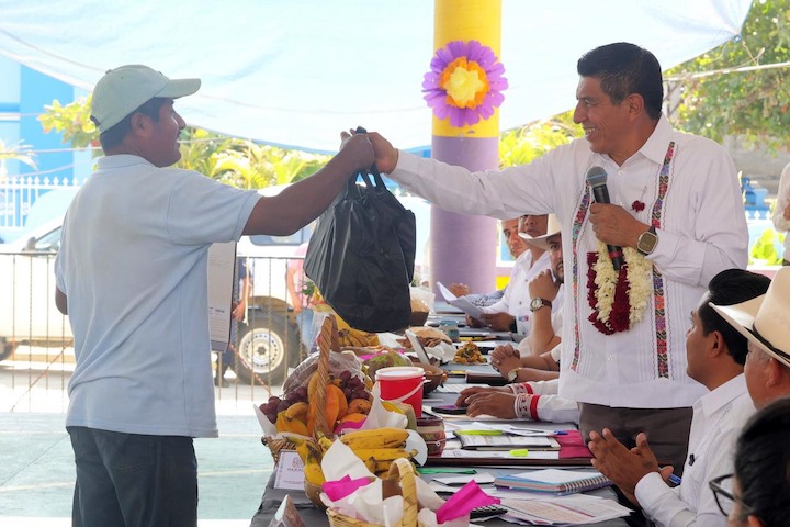 Lleva Salomón Jara progreso y desarrollo a Santa María Ipalapa