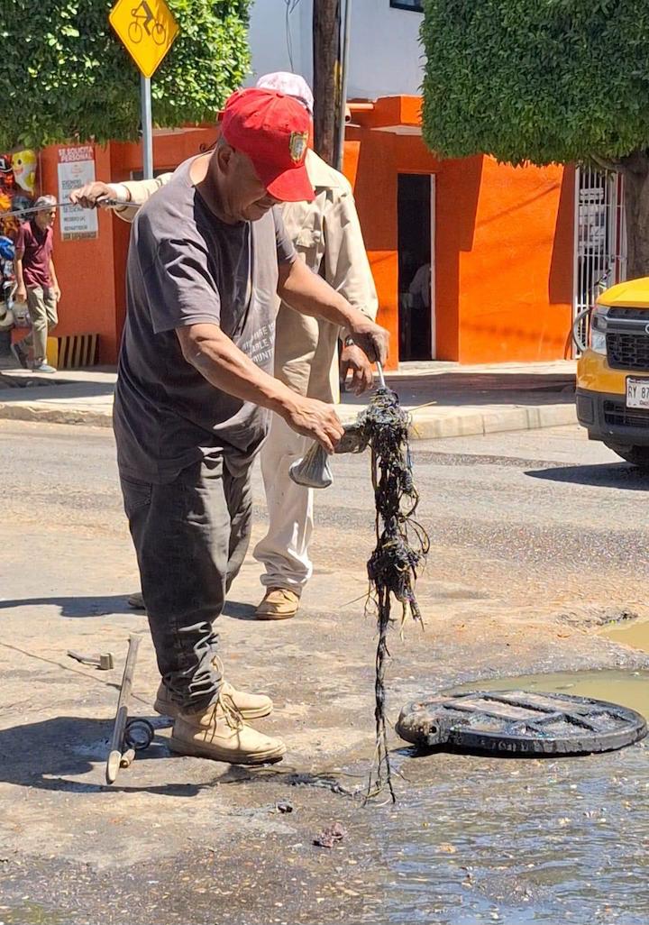 Atiende Soapa fuga de aguas residuales en colonia Reforma