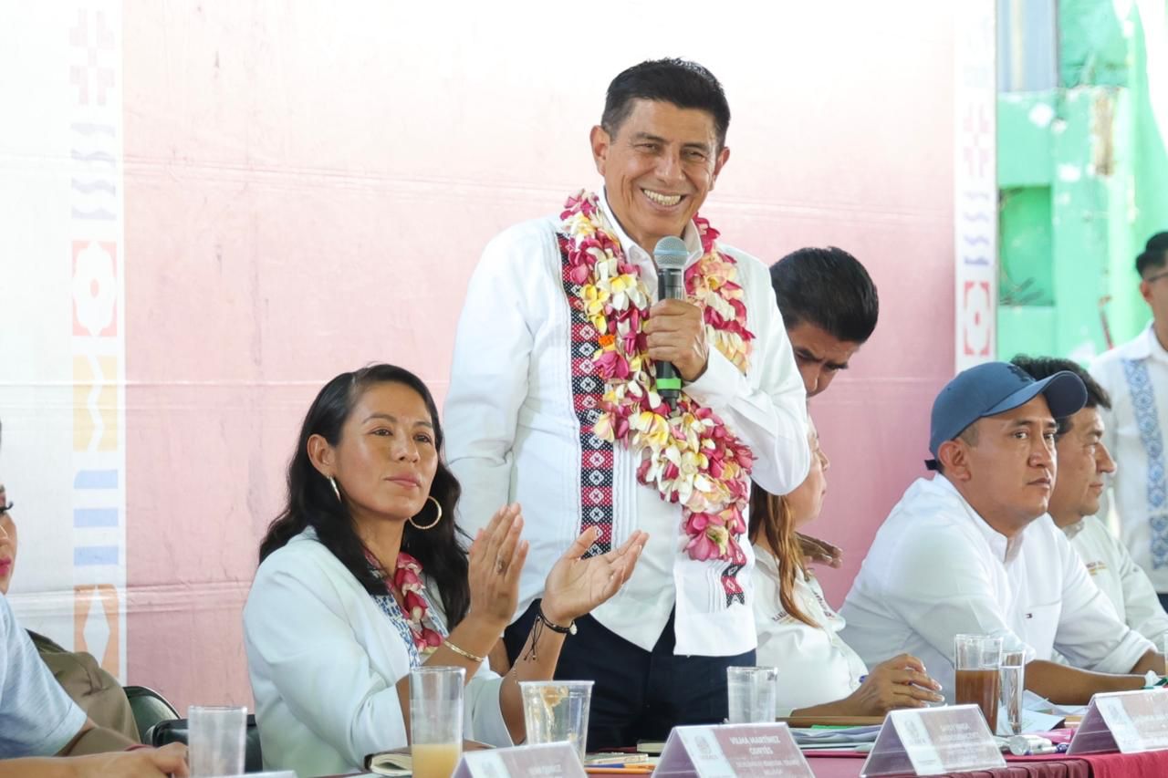 Con remodelación y mobiliario, cumple Salomón Jara compromiso con estudiantes de Trinidad Zaachila