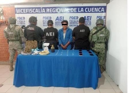 En doble cateo, Policía Estatal localiza presuntas drogas y armas en San Juan Lalana
