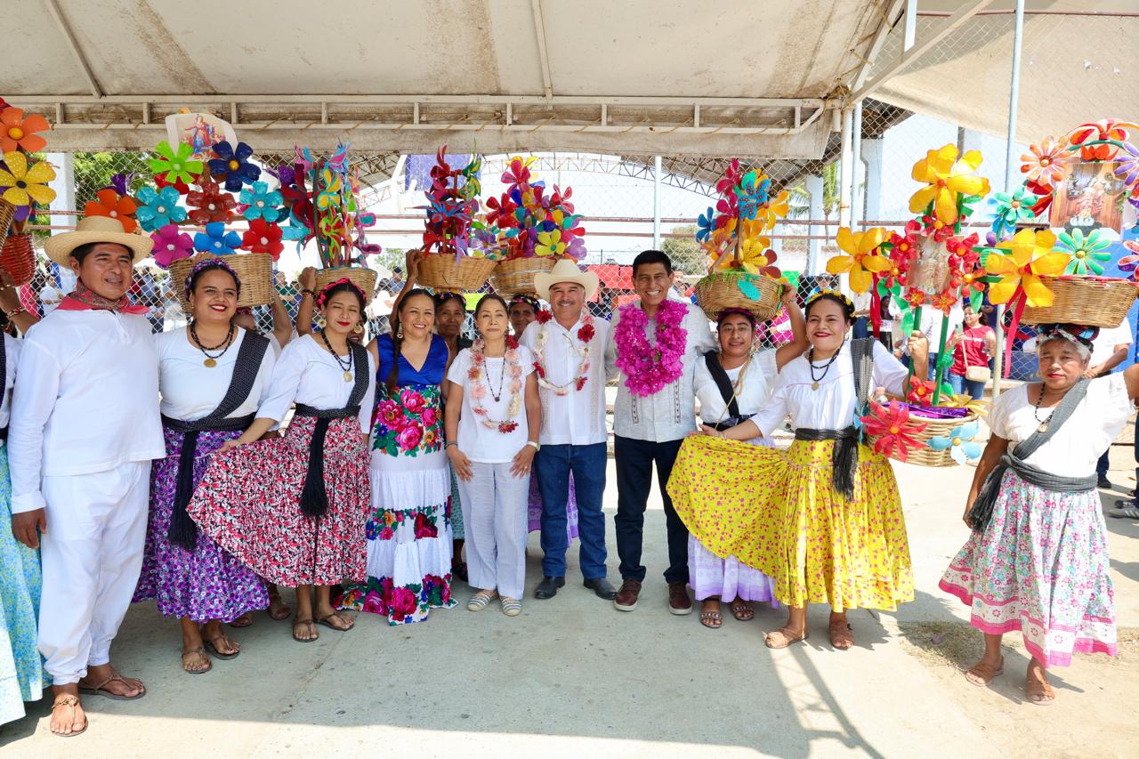 Da Primavera Oaxaqueña soluciones en agua, educación, campo y salud a Tonameca