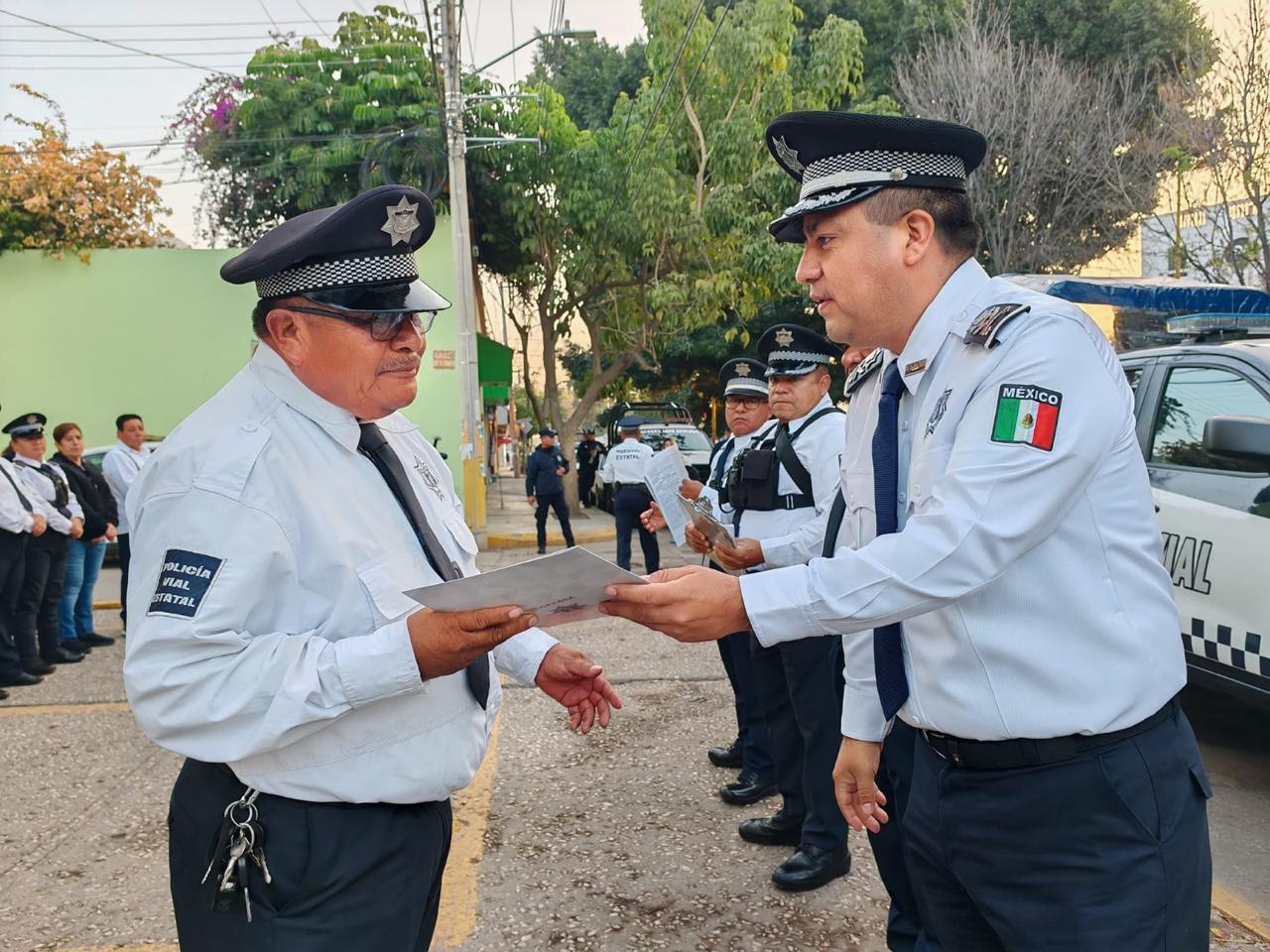 Reconoce Policía Vial Estatal a 13 elementos en su jubilación luego de más de 30 años de servicio