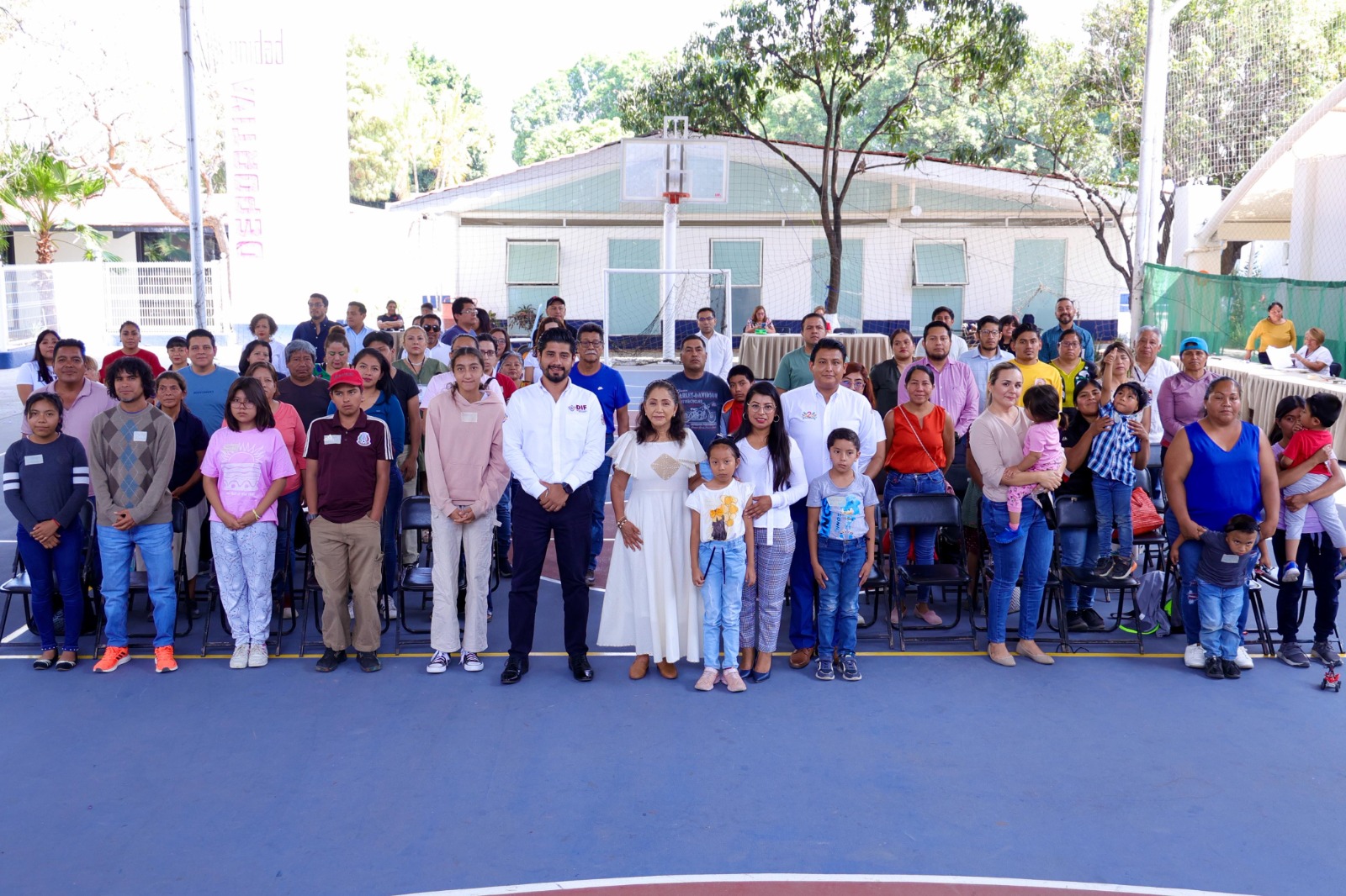 Entrega DIF Oaxaca diademas de vibración ósea a niñez y personas de distintas edades