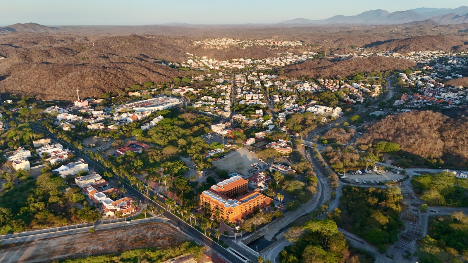 Arranca Gobierno de Oaxaca Programa Emergente de Bacheo en Bahías de Huatulco