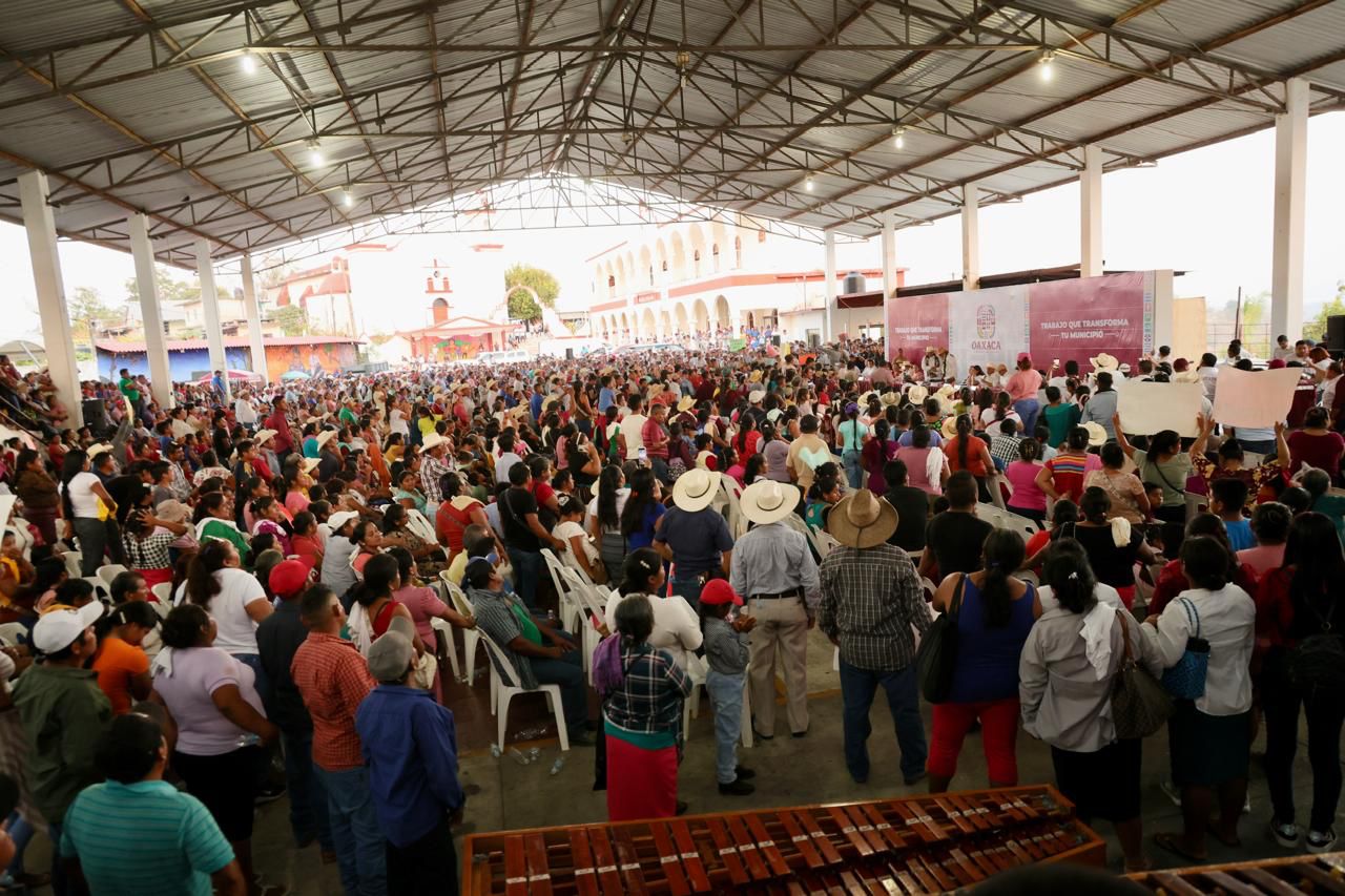 Regresa Gobernador de Oaxaca a San Lucas Ojitlán con obras y acciones cumplidas