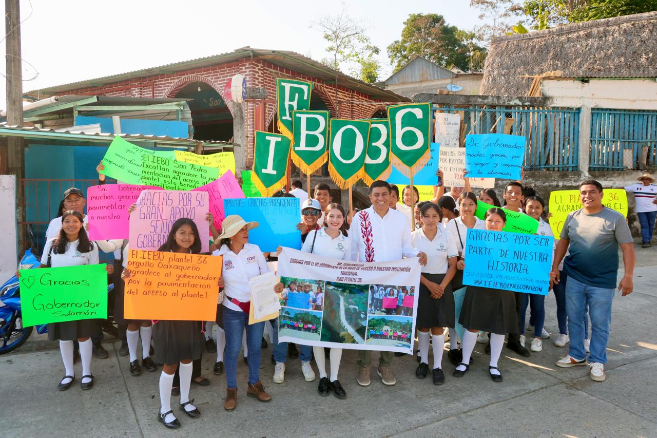 Cumple Salomón Jara compromisos de caminos y agua potable en San Pedro Ixcatlán
