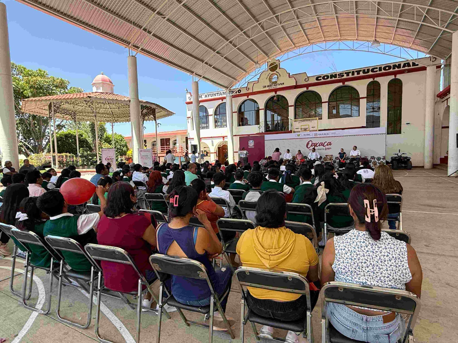 Reciben estudiantes de San Andrés Huayápam lentes graduados de la estrategia Oaxaca quiero verte bien