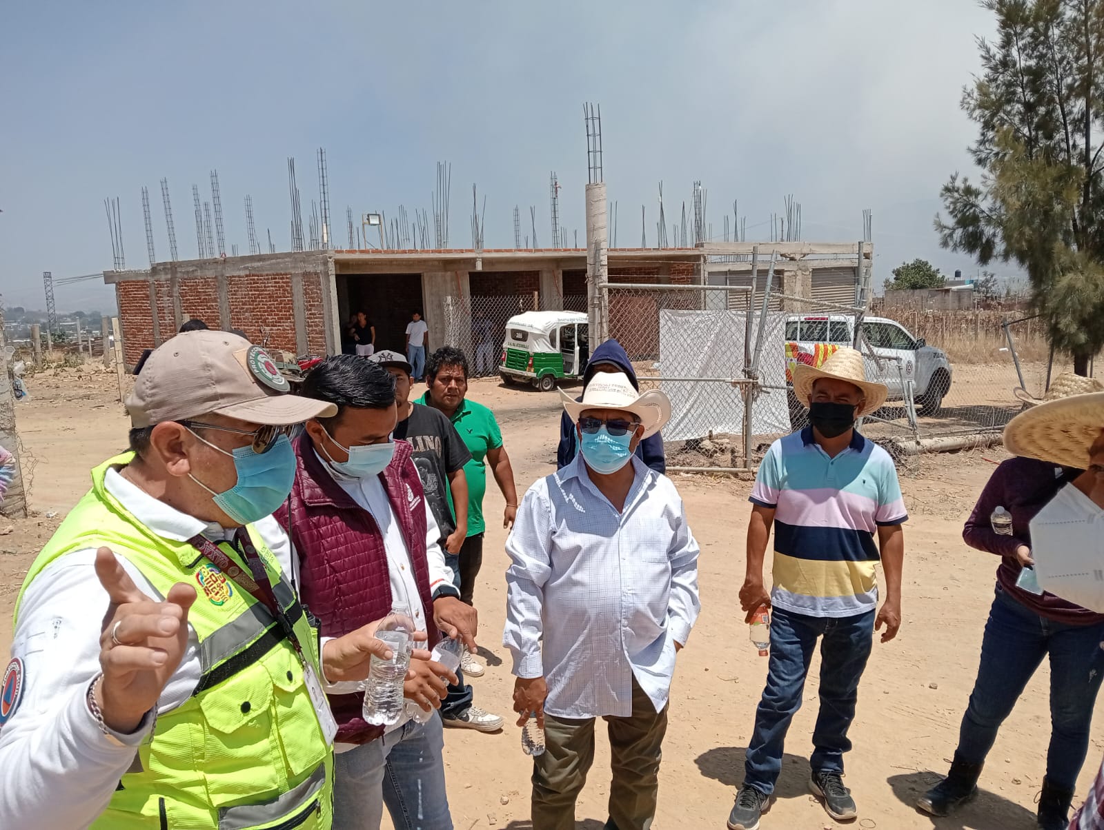 Continúan labores de contención del incendio en basurero municipal de Santa María Atzompa
