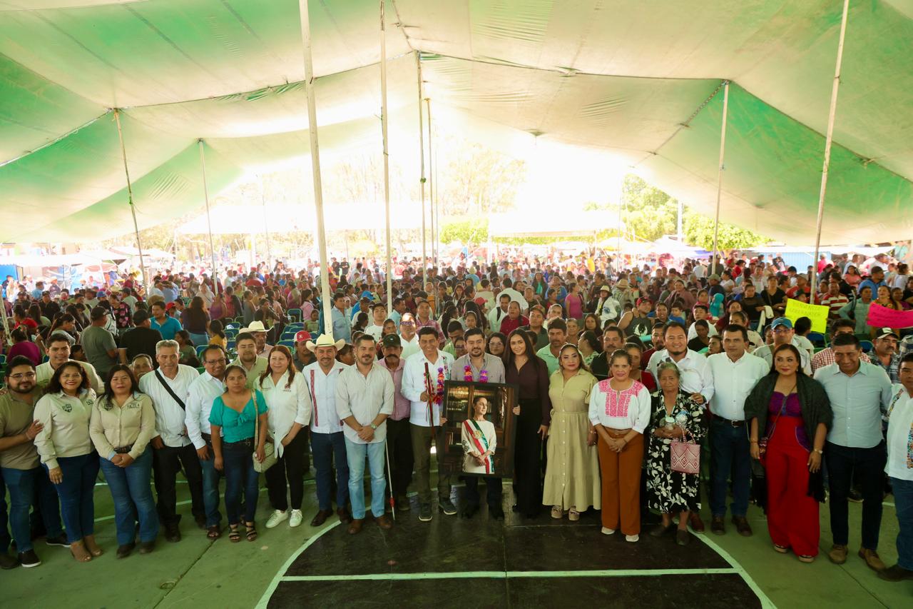 Reafirma Salomón Jara compromisos en Ejutla con más apoyos educativos, caminos y seguridad