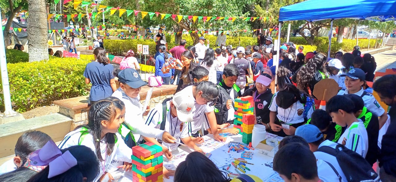 Policía Vial Estatal participa en el Día Azul por una Infancia Feliz en Nochixtlán