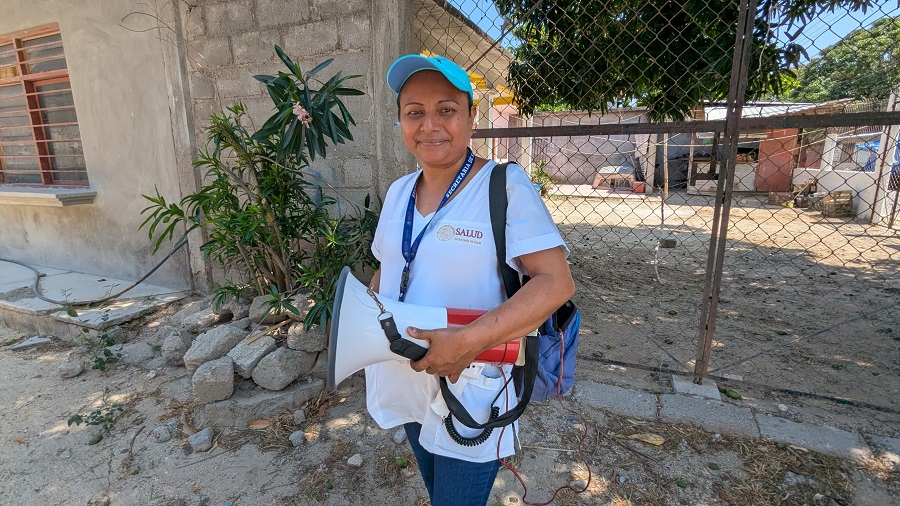 Promotora de Salud bilingüe recorre con megáfono las calles fomentando salud y bienestar: SSO