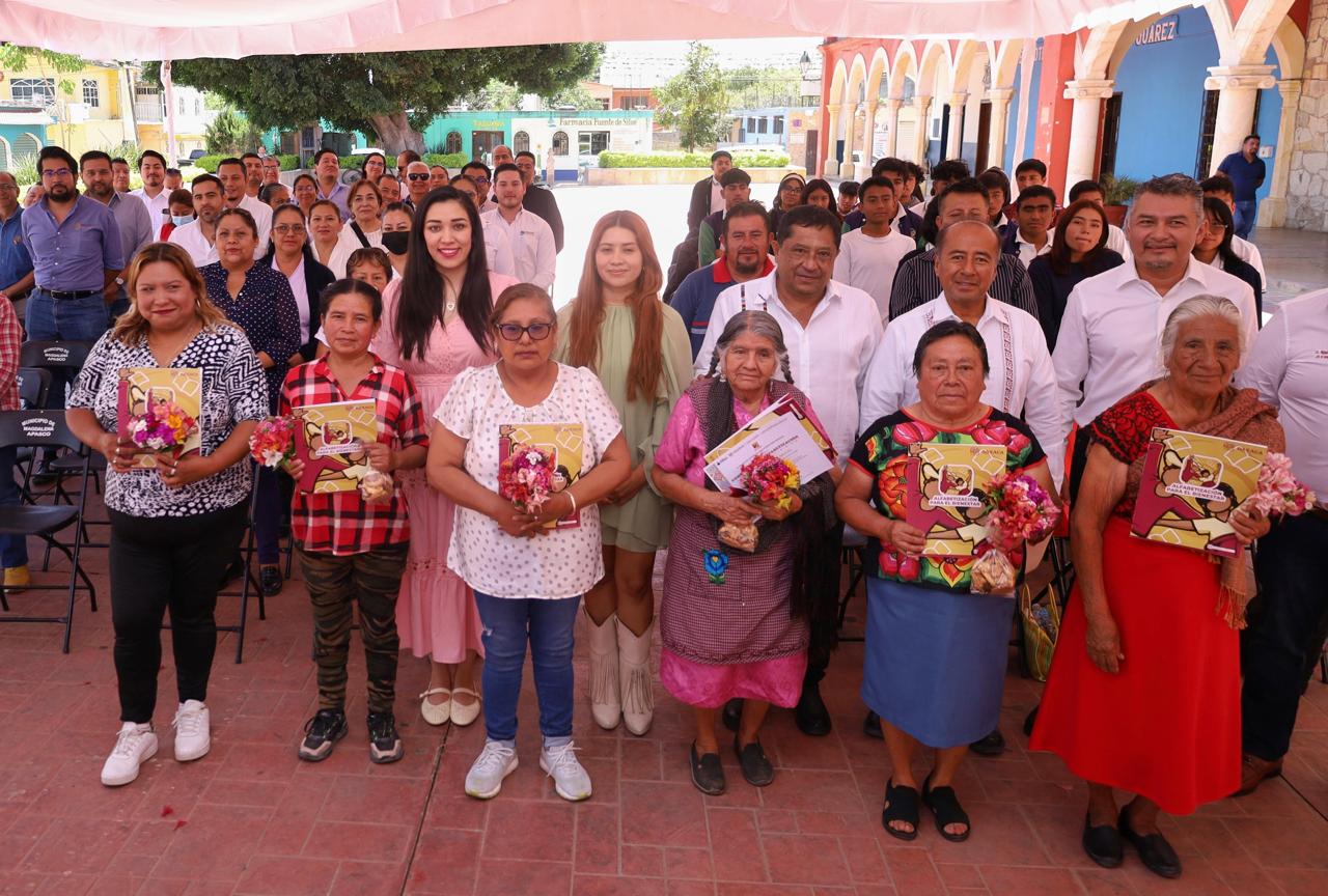Entrega SSO constancias del programa de alfabetización en Magdalena Apasco
