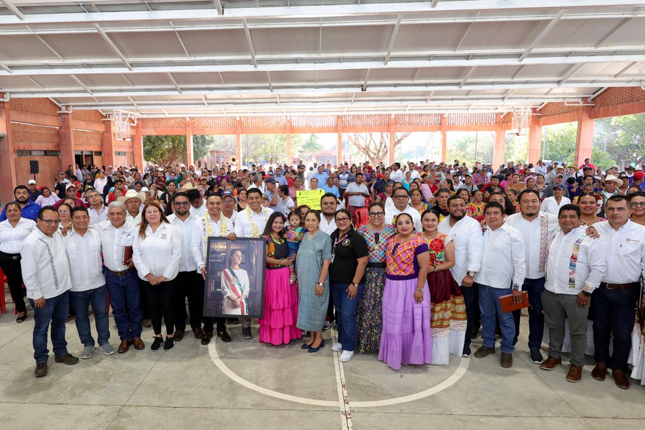 Atiende Salomón Jara con 20 mdp construcción de camino en Santa María Petapa