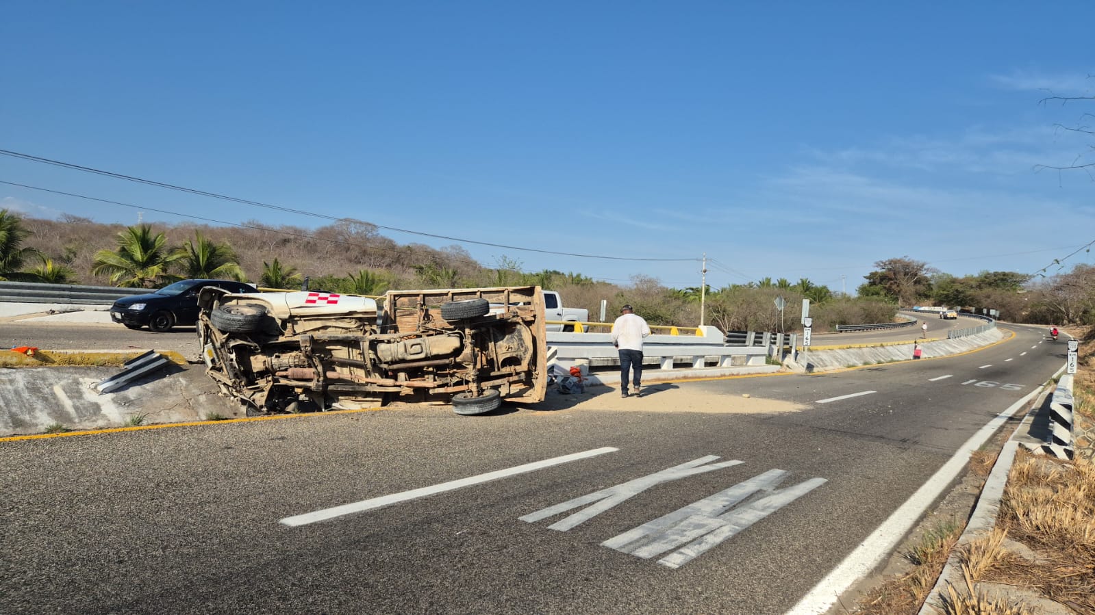 Atiende Protección Civil accidente en carretera federal 200 a la altura de El Tomatal