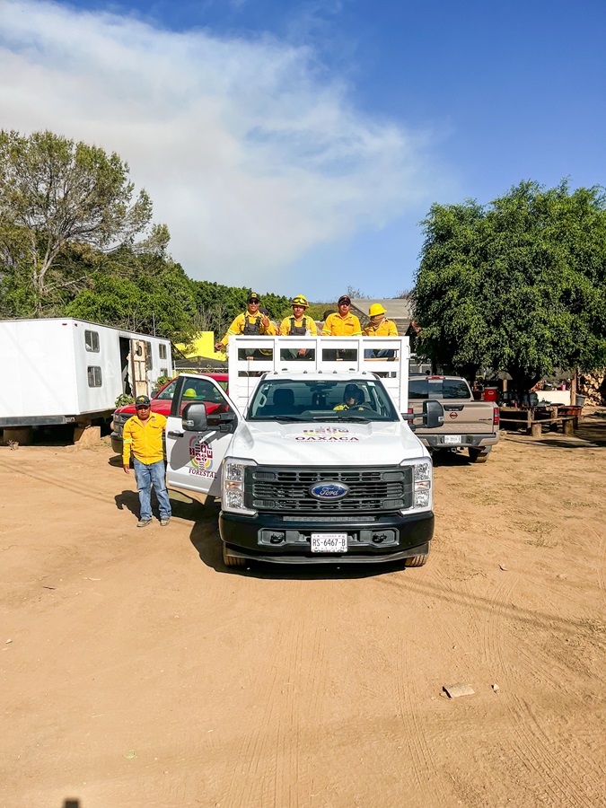 Brigadas de Coesfo, Conafor y Ejército se suman a labores de combate de incendio en Tomaltepec