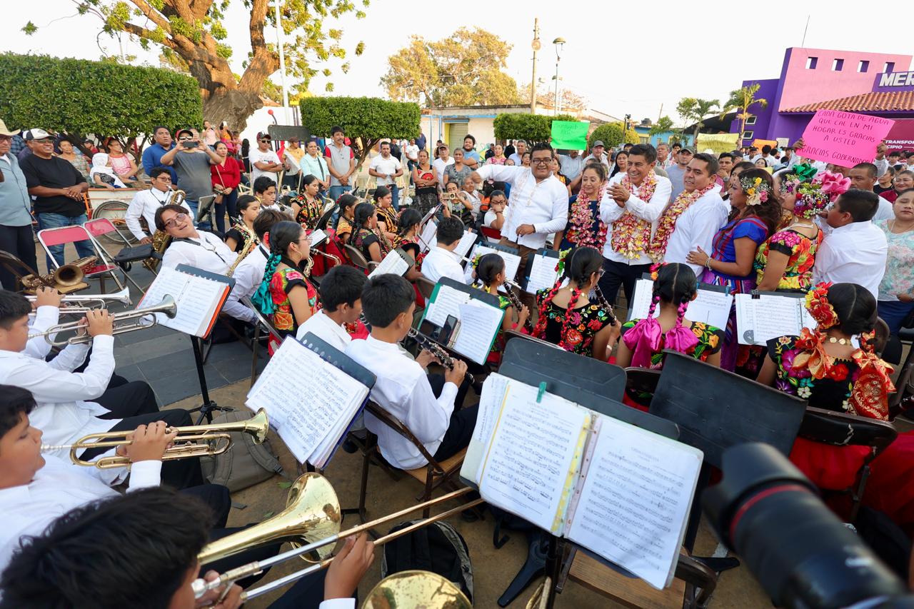 Con más de 8 mdp Salomón Jara apoya la educación en Asunción Ixtaltepec