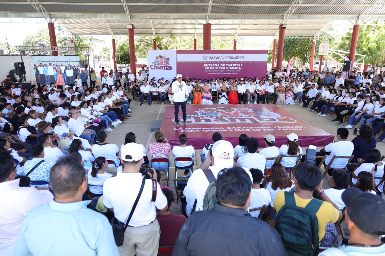 Entrega Salomón Jara tarjetas de Mi Primera Chamba a jóvenes del Istmo