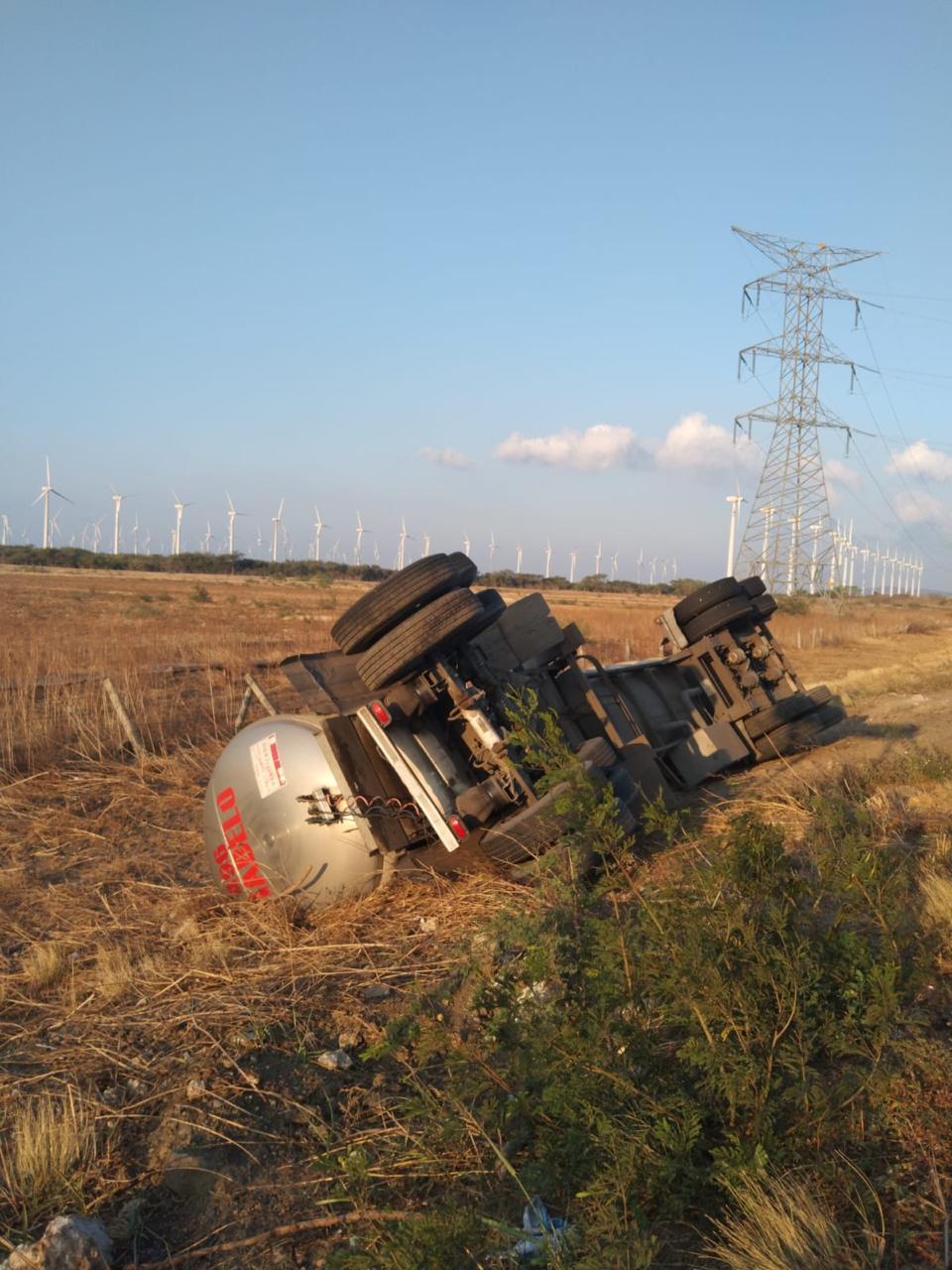 Informa Protección Civil volcadura por intenso viento en el tramo carretero La Venta – La Ventosa
