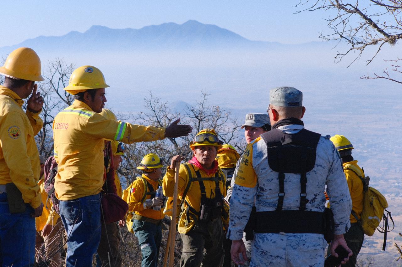 Realiza Gobierno de Oaxaca combate de incendio forestal en Tomaltepec por aire y tierra
