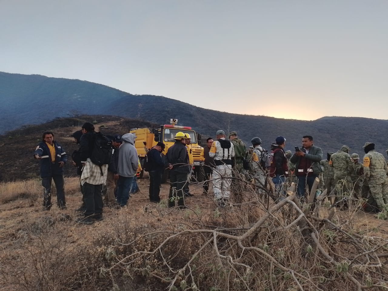 Mantienen Coesfo, instituciones federales y pobladores, combate ininterrumpido a incendio en Tomaltepec