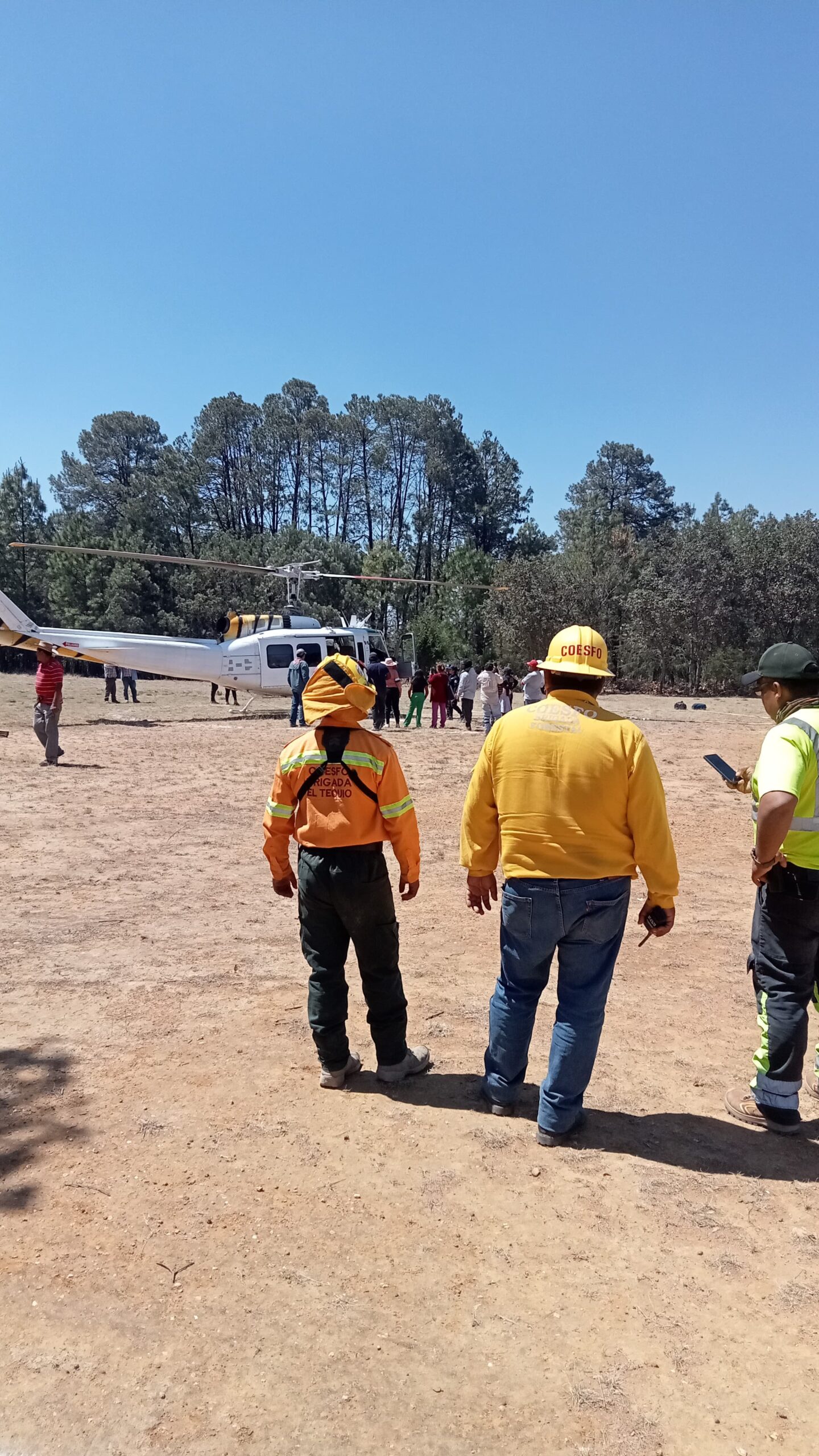 Suma Gobierno del Estado apoyo de equipo aéreo para el combate de incendio en Tlaxiaco