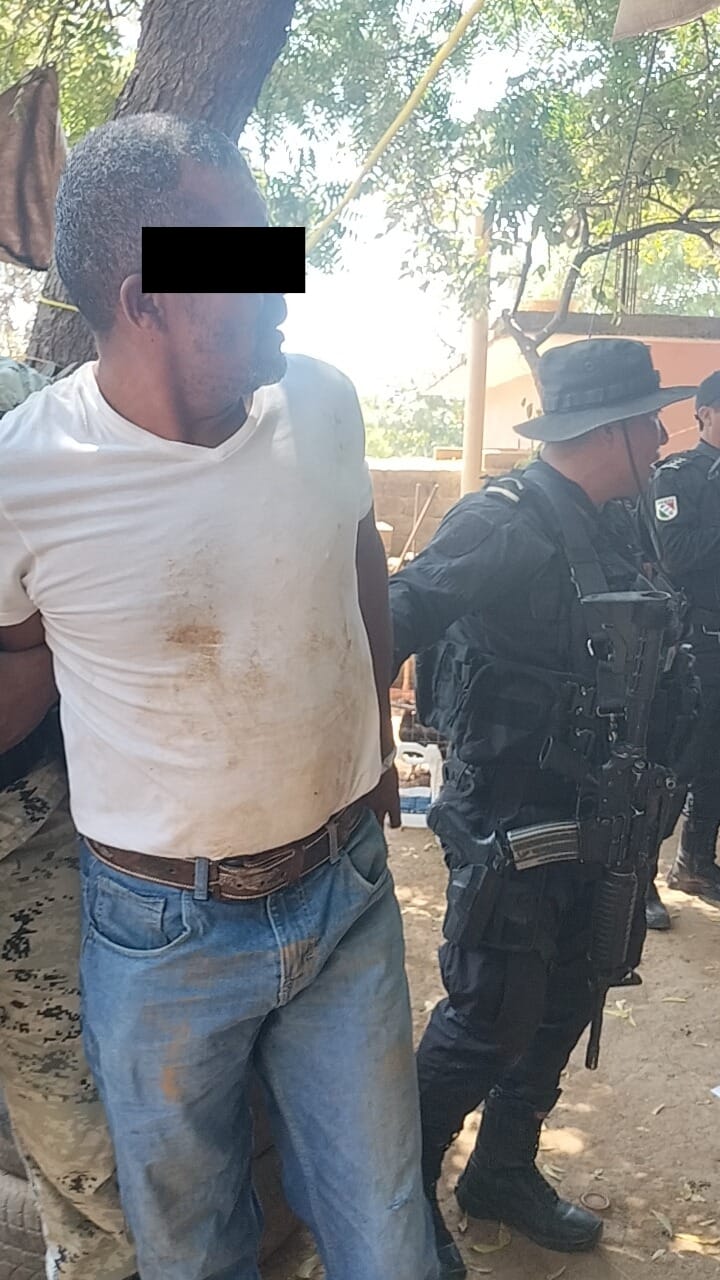 Presunto elemento de la GN es detenido por policías viales estatales