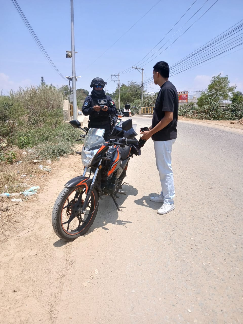 Detiene Policía Estatal a conductor de motocicleta con reporte de robo en Santa María Atzompa