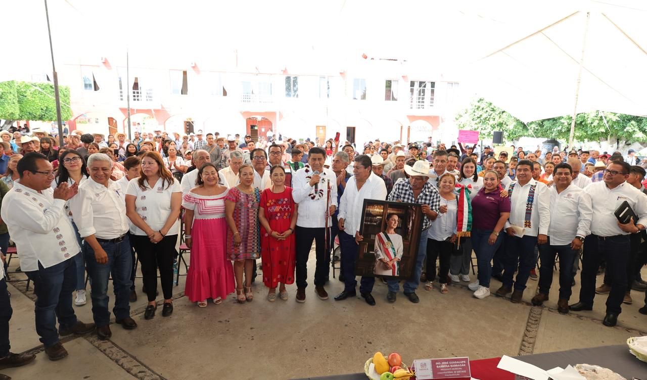 Cumple Salomón Jara a Santiago Huajolotitlán: entrega aulas y pavimentación de caminos