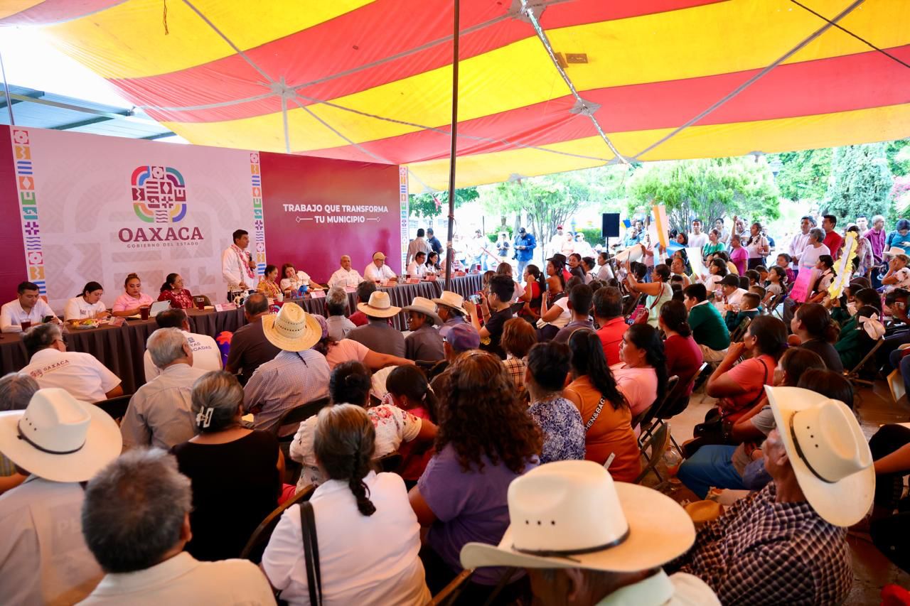 Hace historia Salomón Jara en Tacache de Mina con apoyos por 8.5 mdp