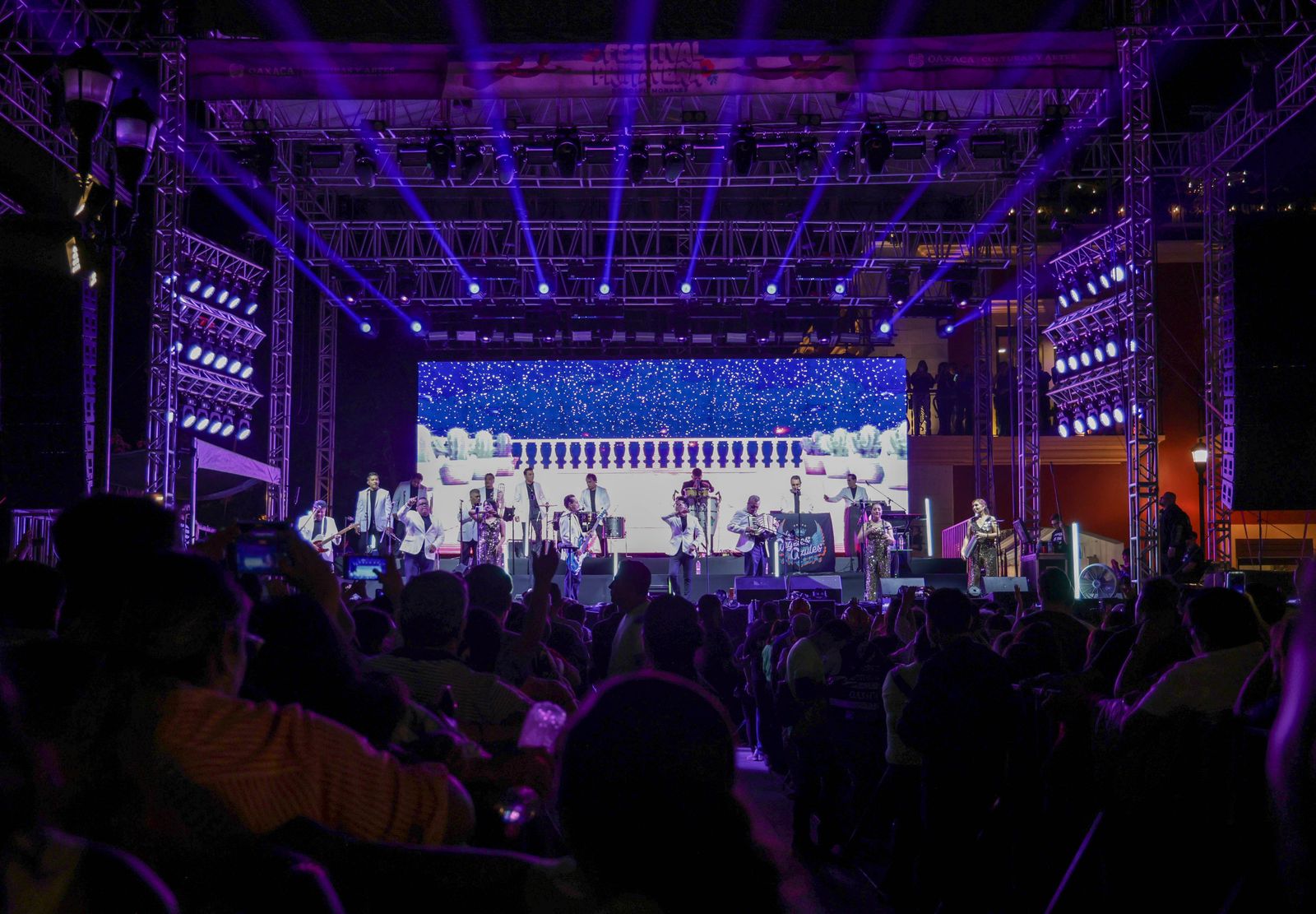 Bailan y cantan oaxaqueñas y oaxaqueños al ritmo de Los Ángeles Azules