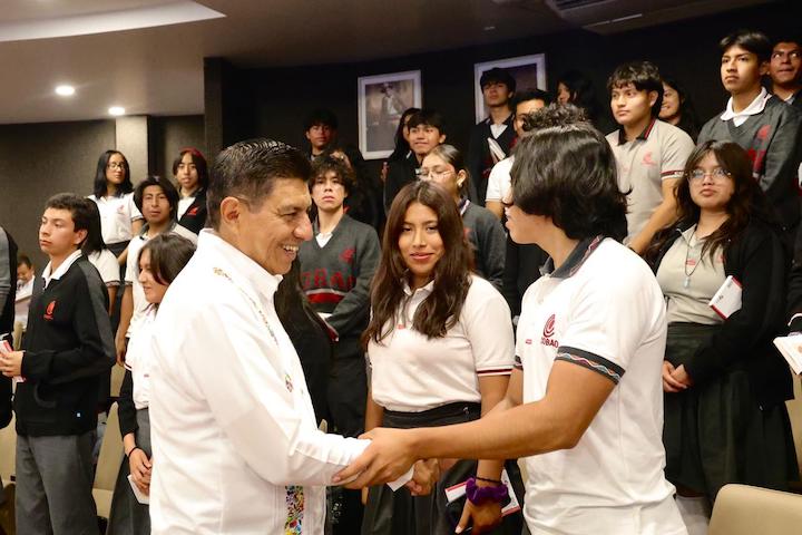 Fomenta Gobernador de Oaxaca hábito de lectura en las juventudes