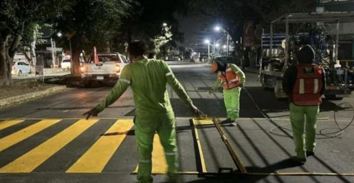 Calles y avenidas lucen pavimento nuevo, pintura, señalética y reductores de velocidad
