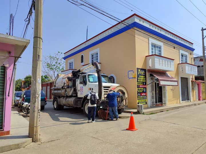 Desazolva Ceabien drenaje sanitario en agencias y colonias de la capital oaxaqueña