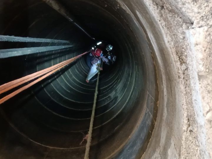 Rescata HCBO a masculino que cayó dentro de un pozo