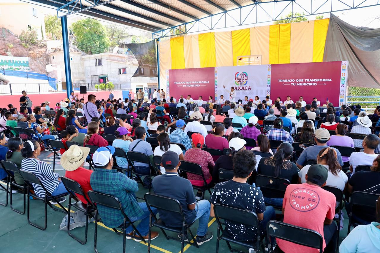 Impulsa Gobierno de Oaxaca el progreso educativo en San Juan Bautista Tlachichilco
